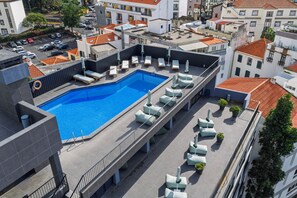 Alberca al aire libre, acceso de 08:00 a 20:00, y camastros 