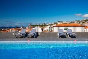 Açık yüzme havuzu, 8 ve 20 saatleri arasında açık, şezlonglar