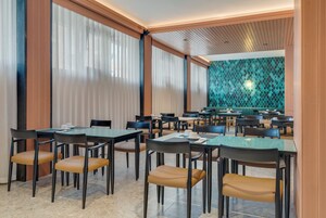 朝食、ランチ、ディナーに営業