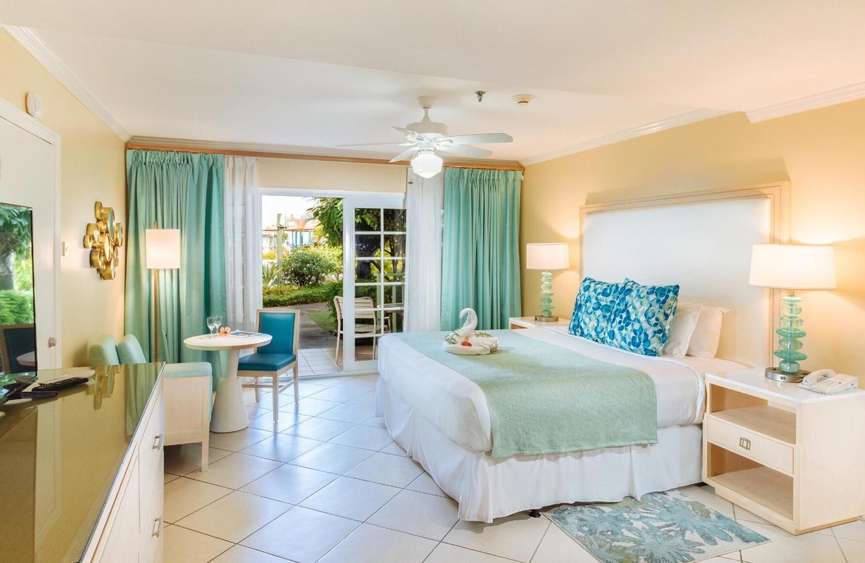 Roupas de cama premium, cofres nos quartos, escrivaninha
