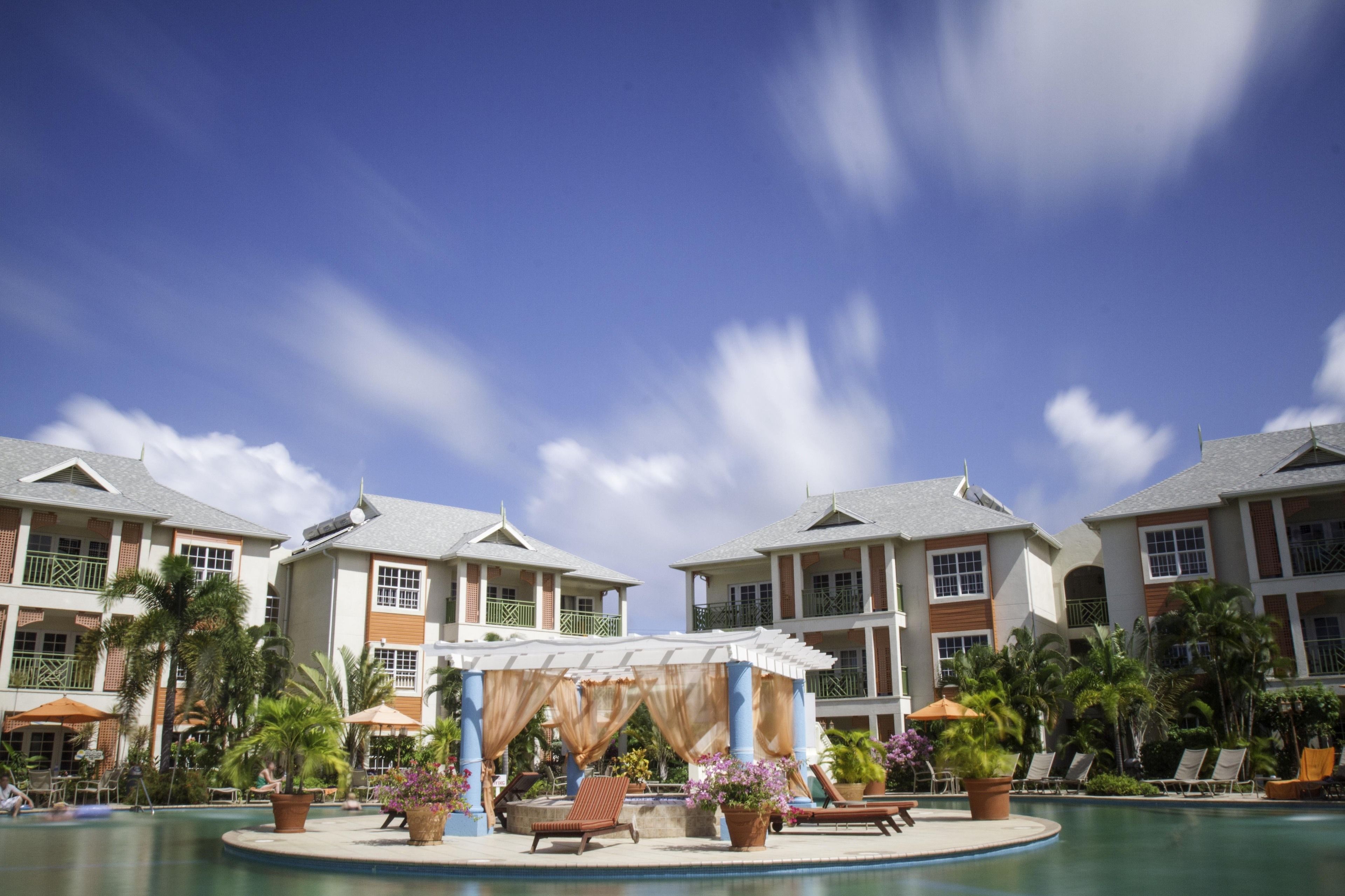 Alberca al aire libre, sombrillas en la alberca y camastros 