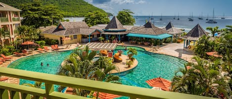 Chambre Deluxe, 1 très grand lit, vue piscine | Balcon