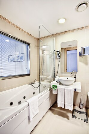 Bañera con ducha, bañera de hidromasaje, artículos de tocador gratuitos