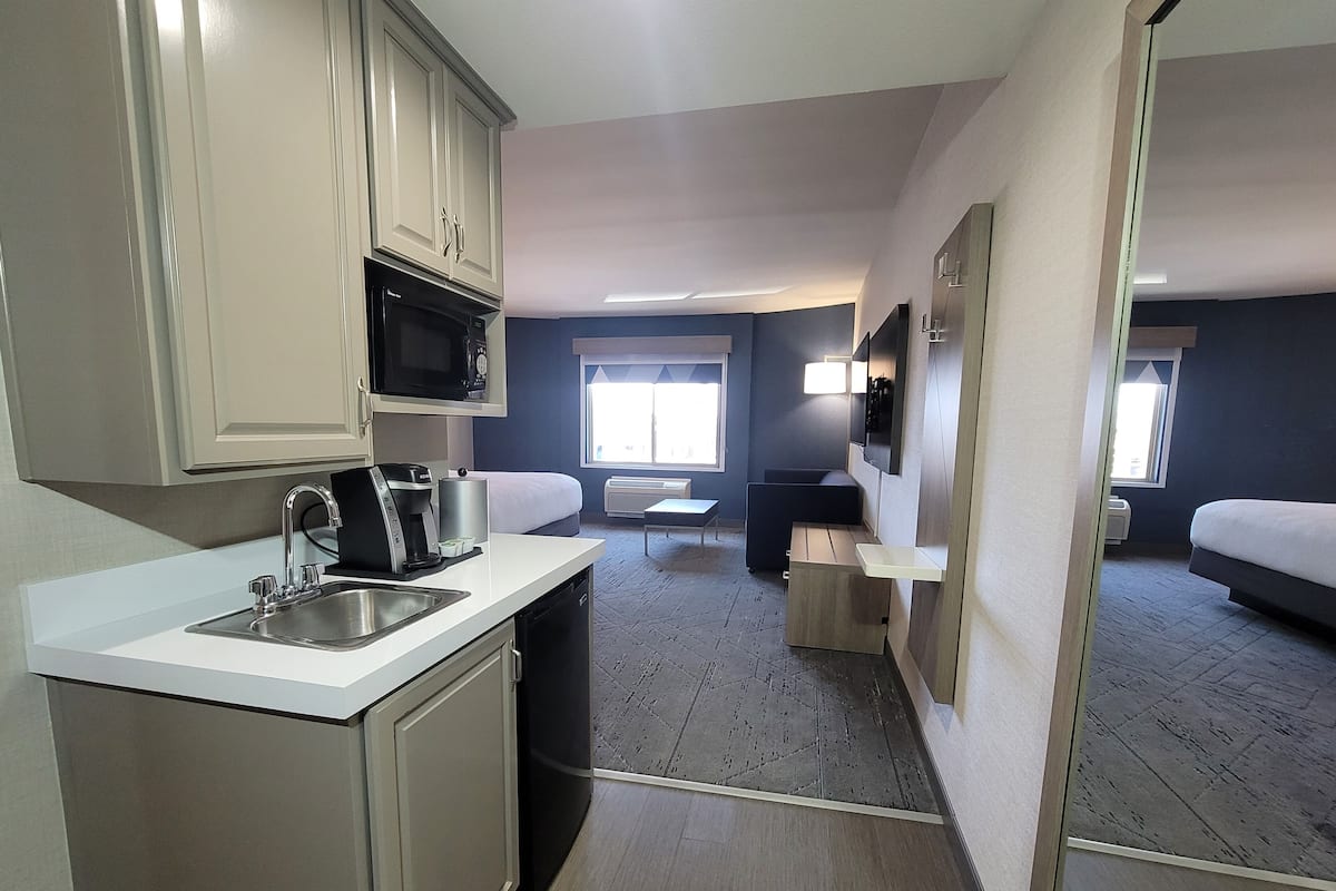 Suite, 1 soverom | Skrivebord, blendingsgardiner, strykejern/-brett og wi-fi (inkludert)