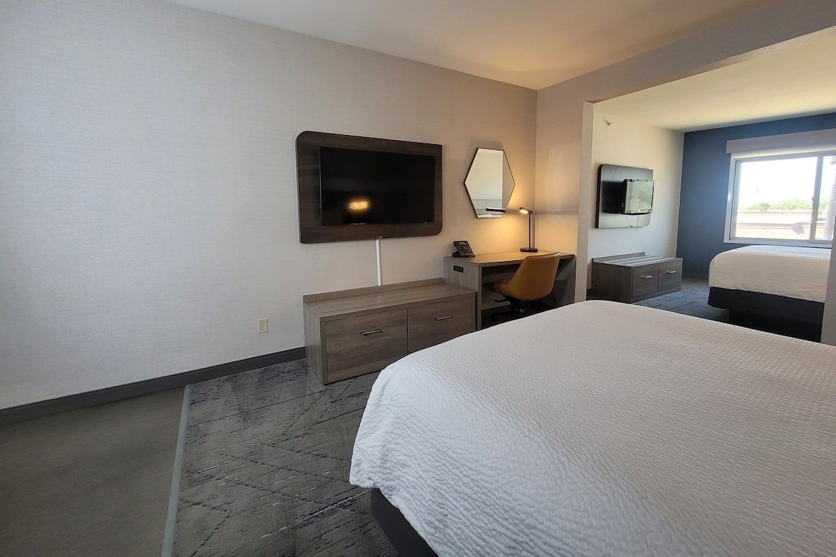 Skrivebord, blendingsgardiner, strykejern/-brett og wi-fi (inkludert)