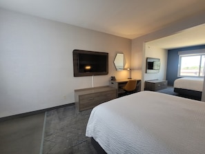 Suite, 1 Bedroom | Caja fuerte, escritorio, cortinas opacas y tabla de planchar con plancha