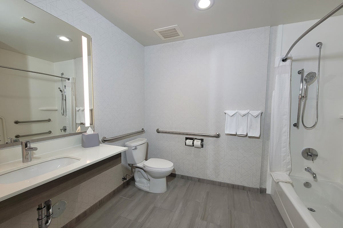 Suihkun ja ammeen yhdistelmä, hierova suihkupää