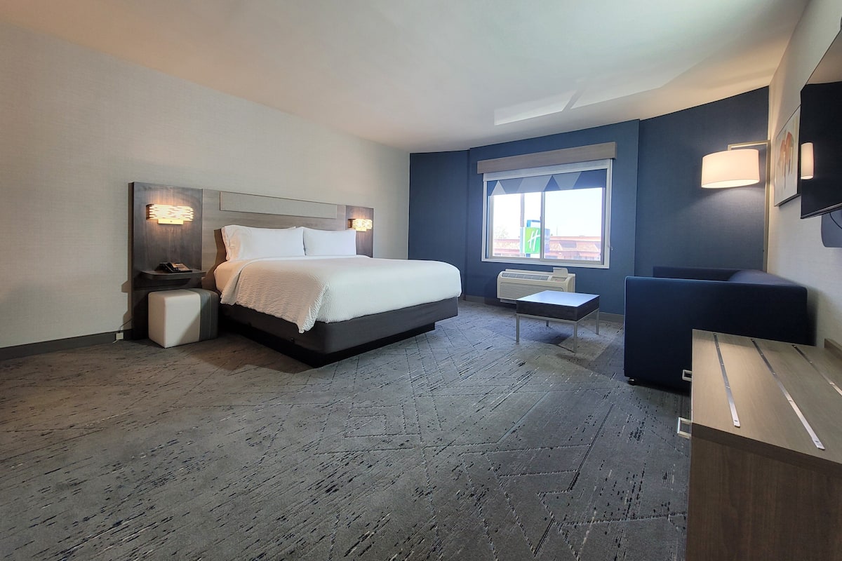 Schreibtisch, Verdunkelungsvorhänge, Bügeleisen/Bügelbrett