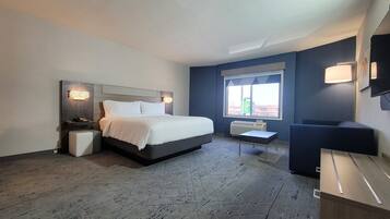 Escritorio, cortinas blackout y tabla de planchar con plancha