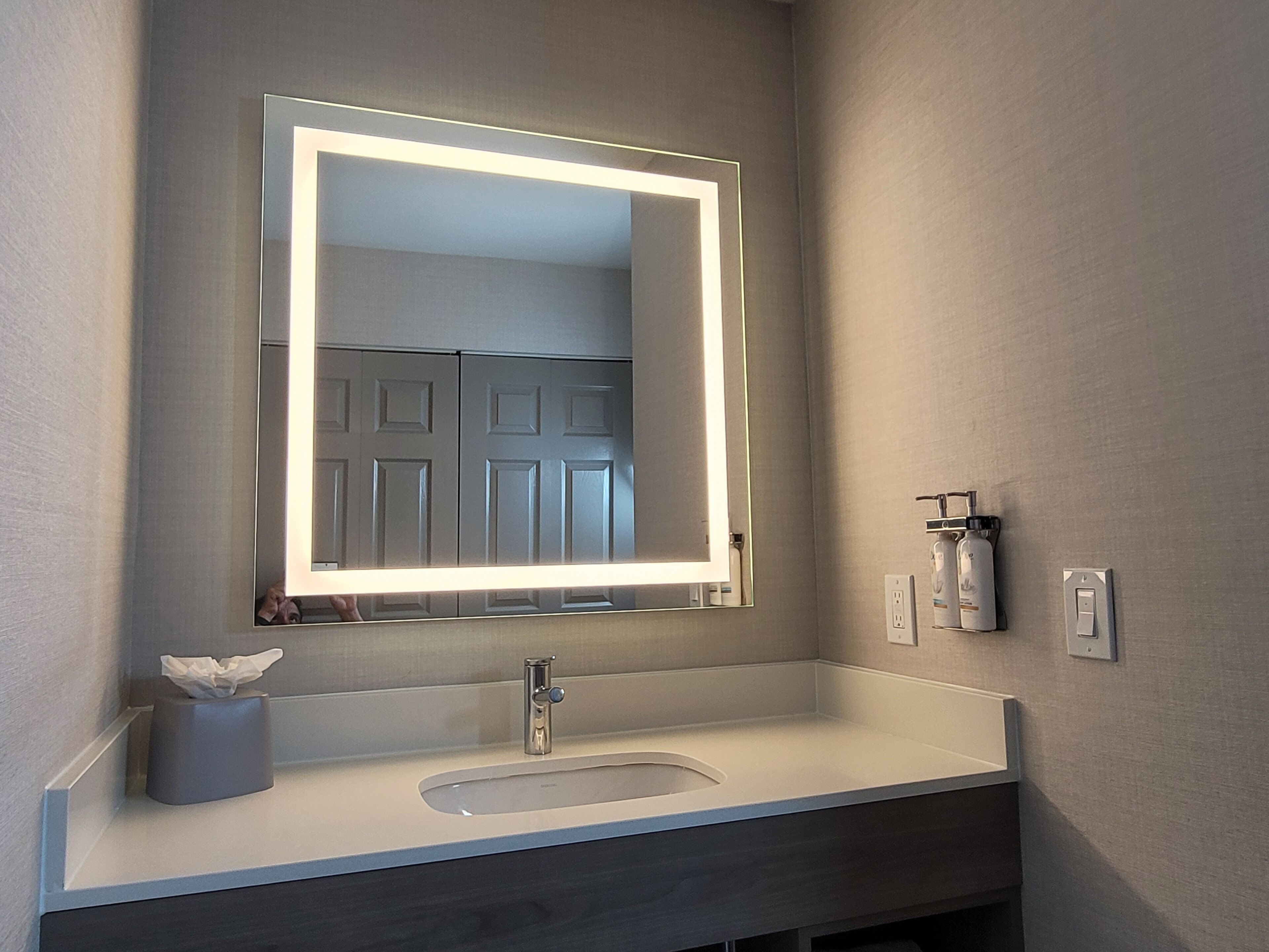 combined shower/bathtub, hydromassage showerhead, free toiletries