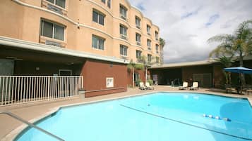 Piscina externa, espreguiçadeiras