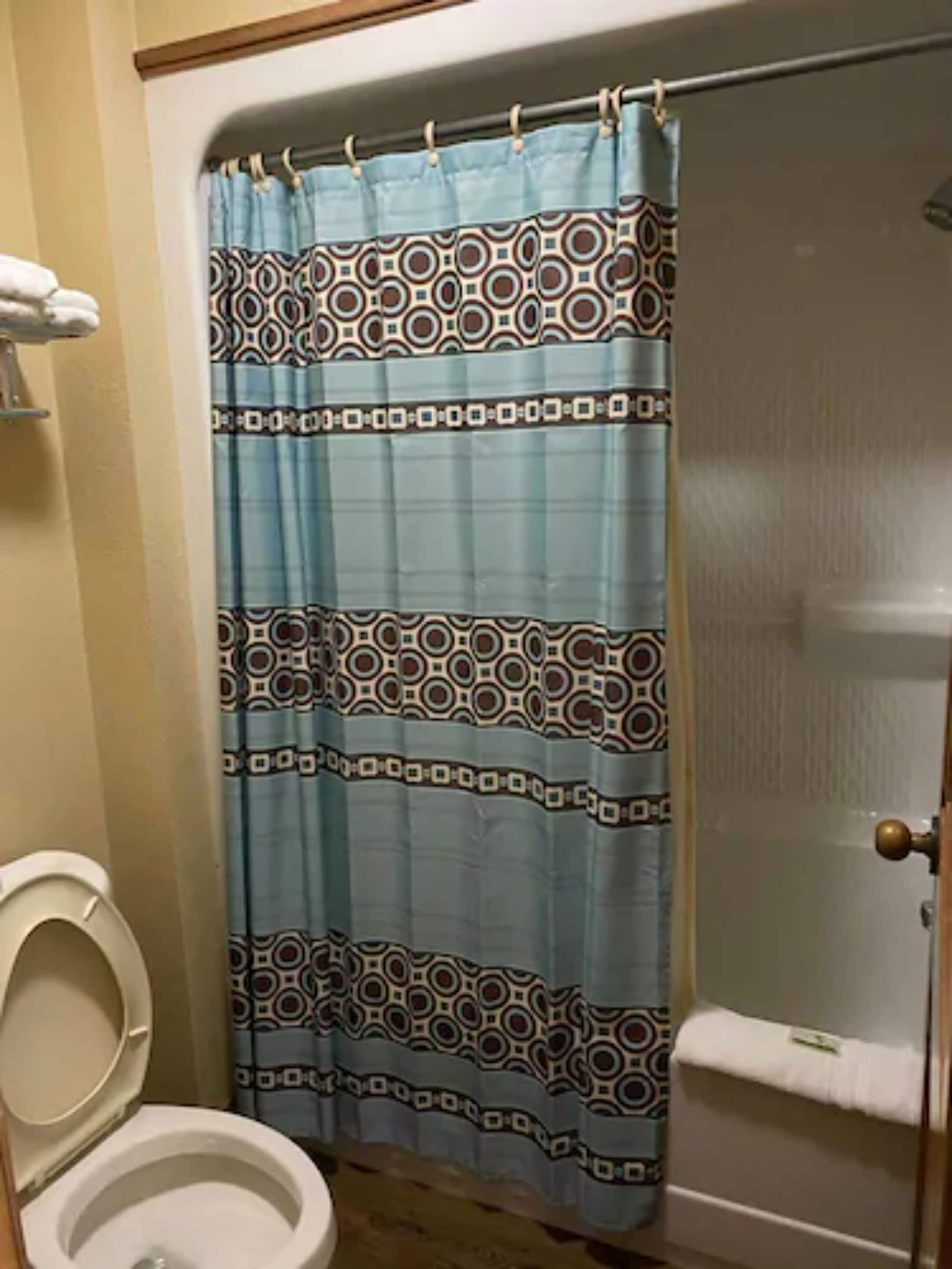 standard room, 2 queen beds, non smoking | bathroom | combined shower/bathtub, free toiletries, hair dryer, towels