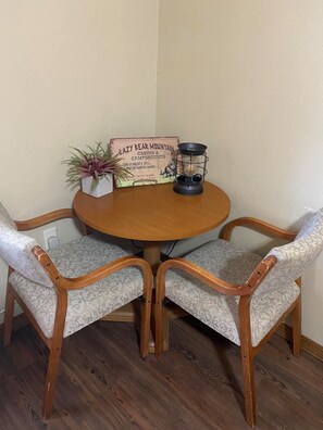 Desk, iron/ironing board, bed sheets - New Hochatown Lodge (Broken Bow)
