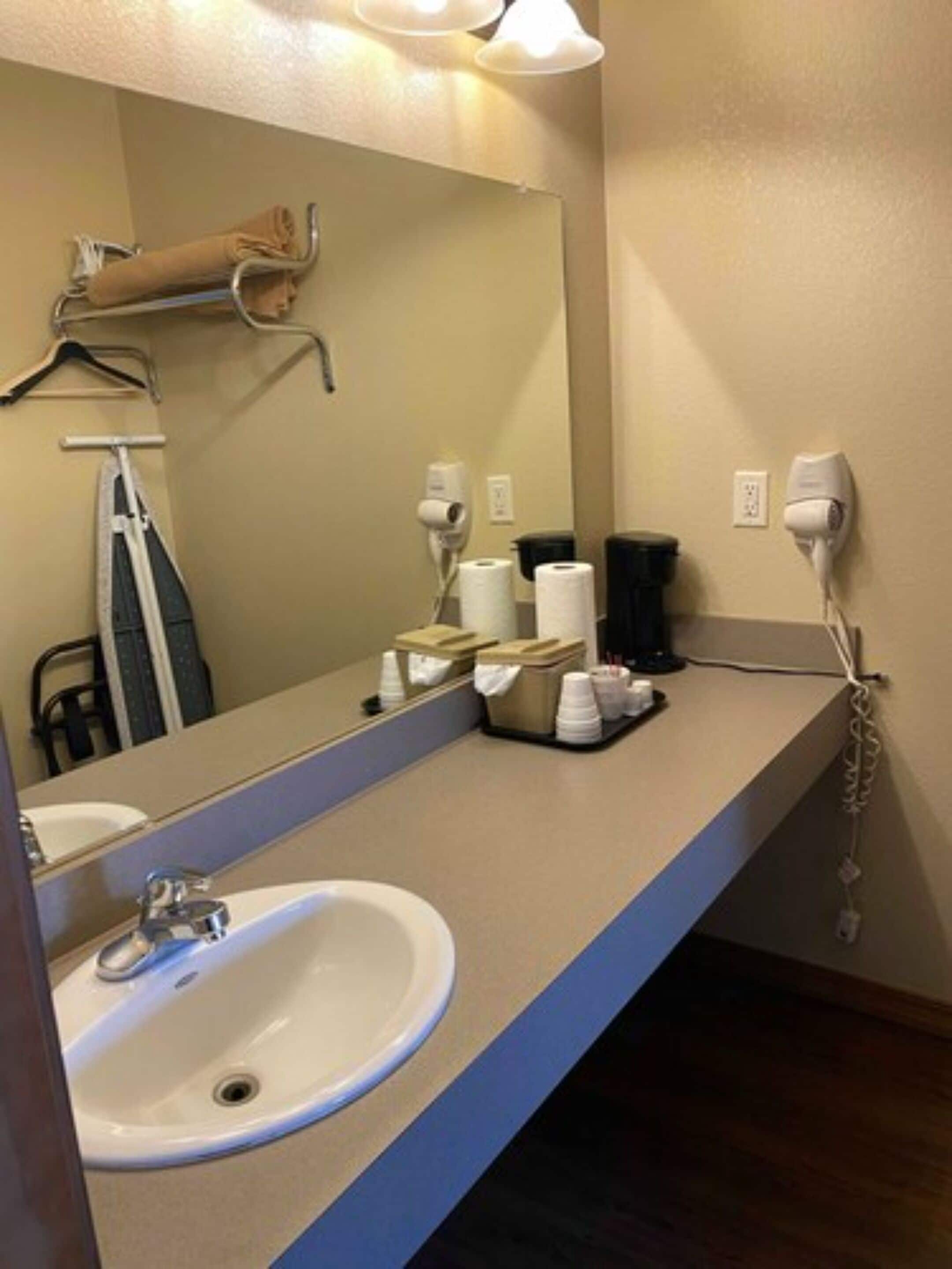standard room, 2 queen beds, non smoking | bathroom | combined shower/bathtub, free toiletries, hair dryer, towels