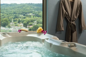 Sviitti, 1 suuri parisänky, poreamme, näköala viinitilalle | Kylpyhuone | Erillinen kylpyamme ja suihku, poreamme, sadesuihkupää