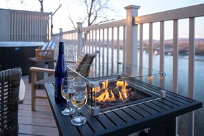 Suite, Whirlpool, Flussblick | Terrasse/Patio