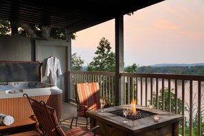 A hot tub, a fire pit, and a view of a lake. - Hermann Hill (Hermann)