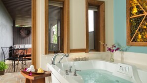 Un baño con bañera, ducha y tocador con espejo.