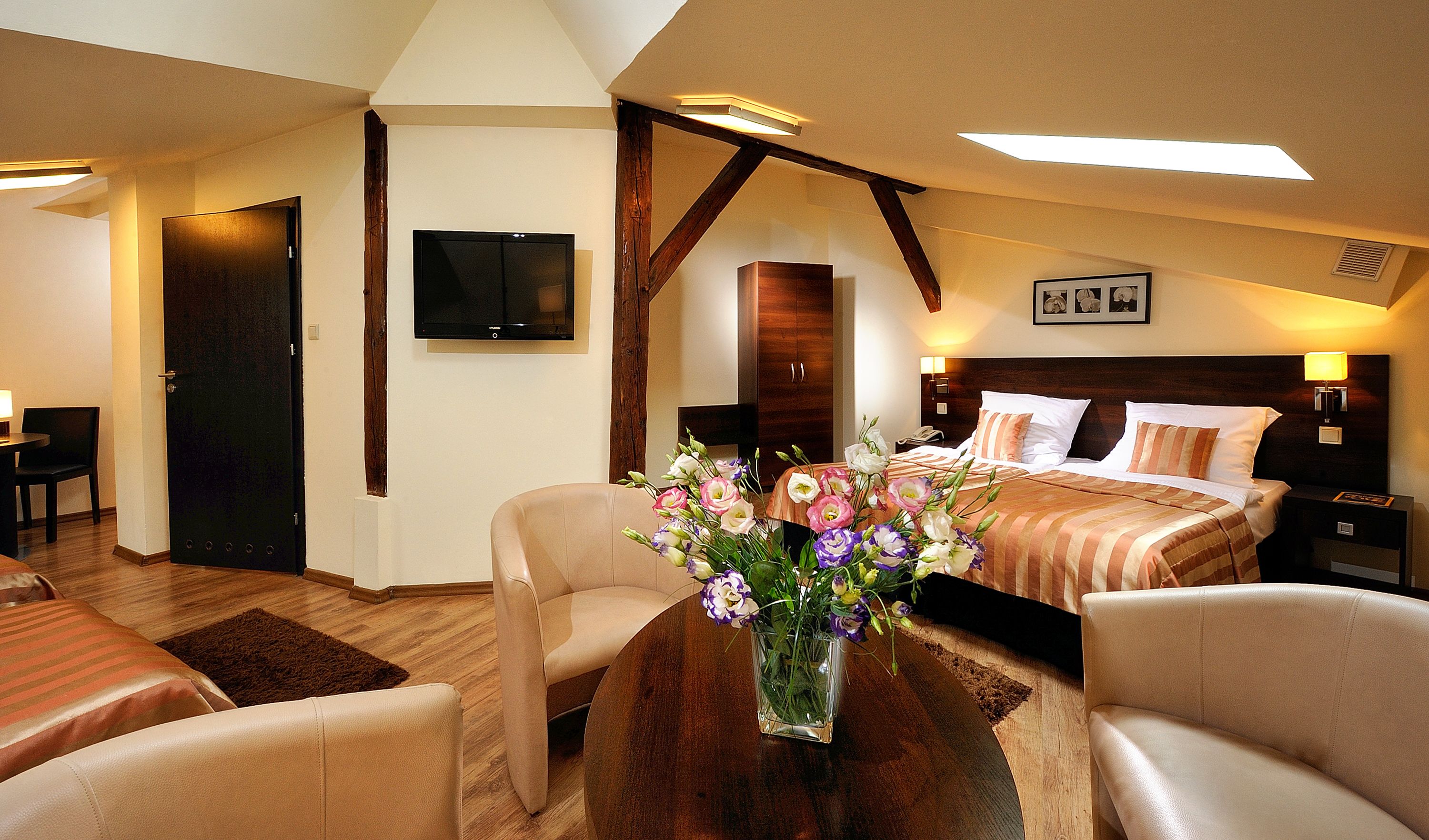 quadruple room | minibar, in-room safe, desk, laptop workspace