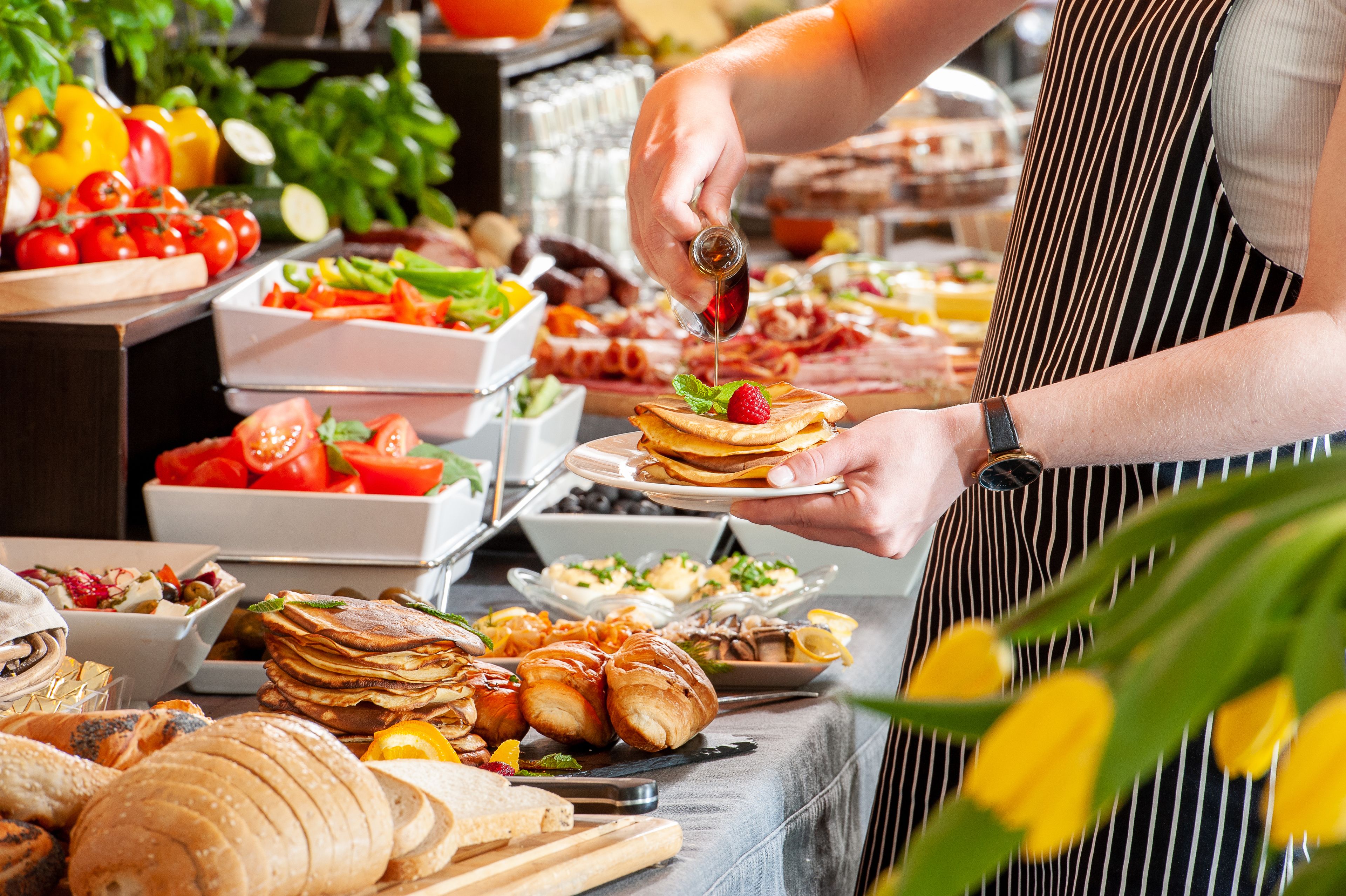 daily buffet breakfast (pln 69 per person)