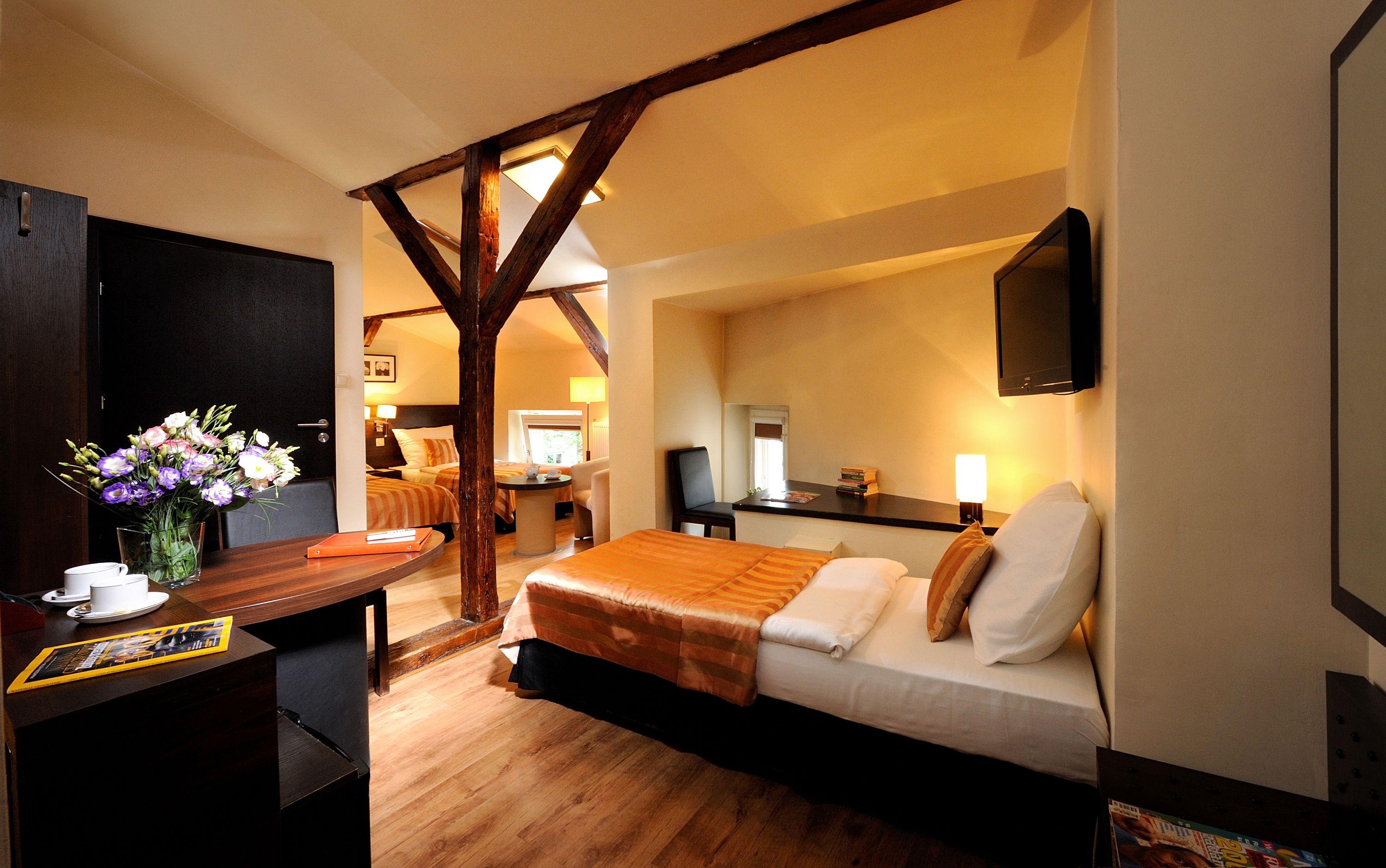 standard triple room | minibar, in-room safe, desk, laptop workspace