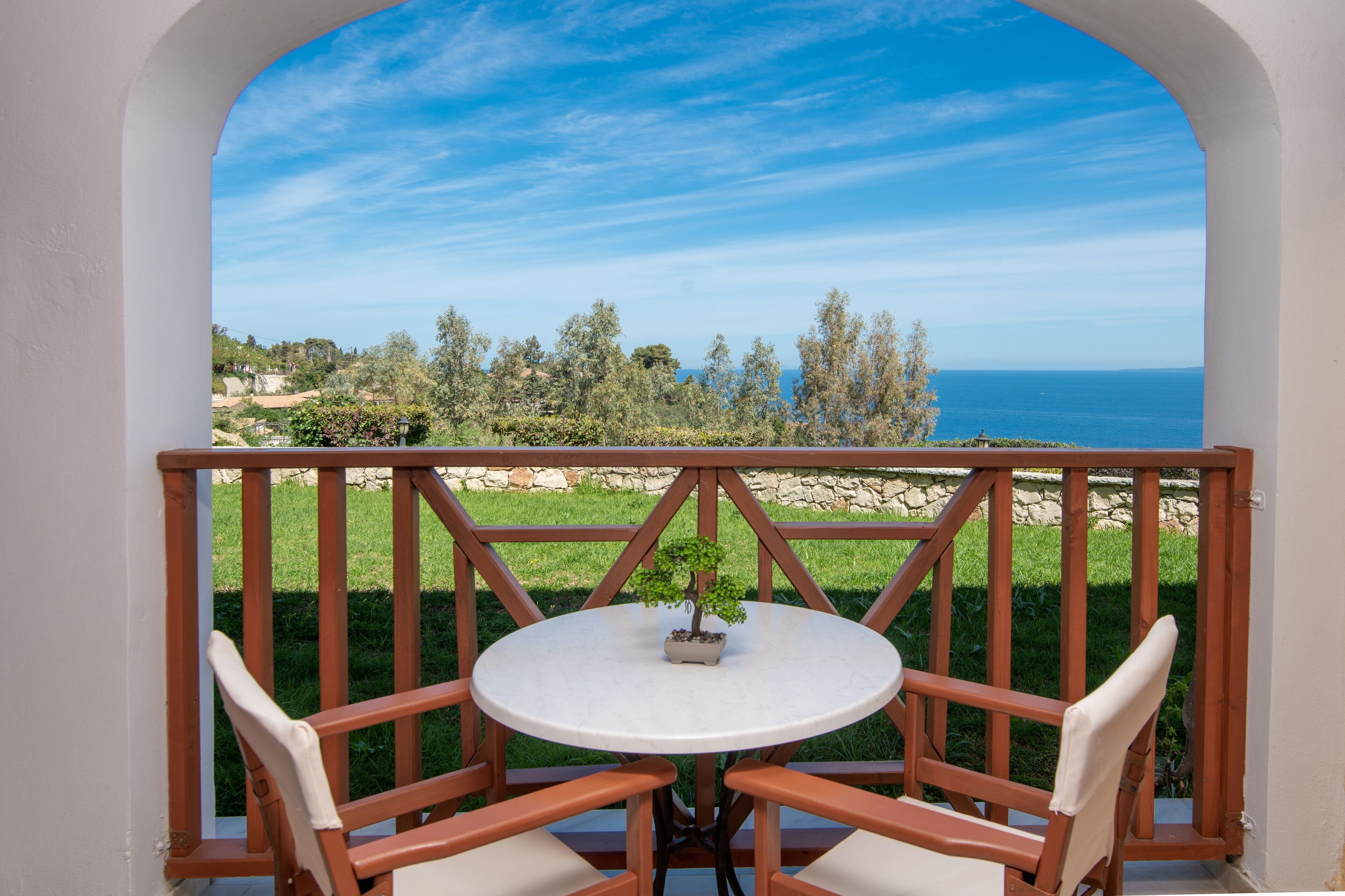 สตูดิโอ | ตู้นิรภัยในห้องพัก, โต๊ะทำงาน, พื้นที่ทำงานแบบใช้แล็ปท็อป, ผ้าม่านกันแสง