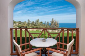 Studio | In-room safe, desk, laptop workspace, blackout drapes