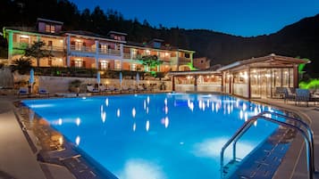 Piscine extérieure, parasols de plage, chaises longues