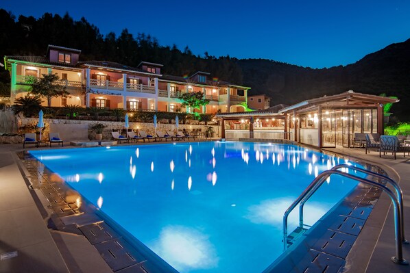 Outdoor pool, pool umbrellas, sun loungers