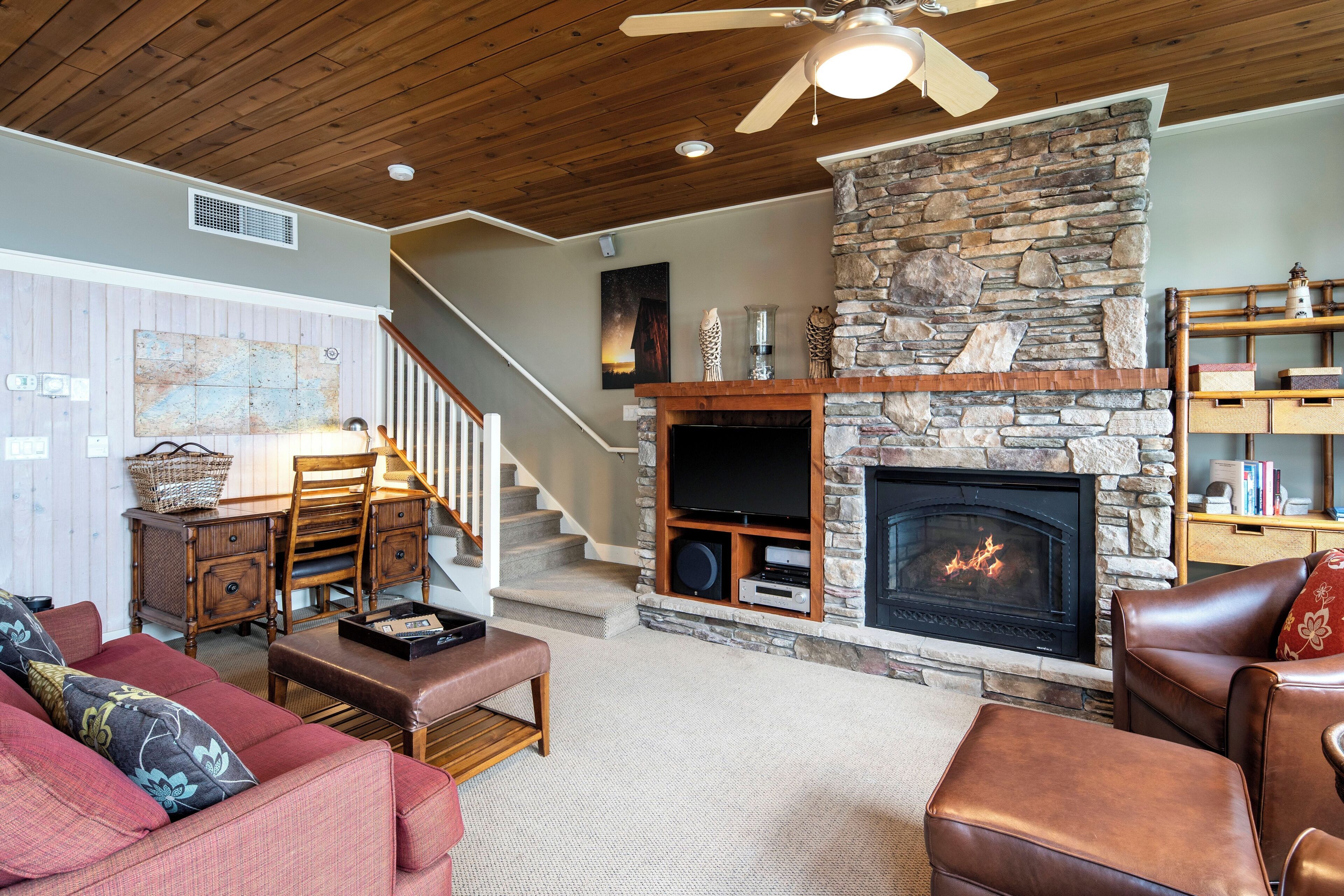 cottage, 2 bedrooms, lakeside | living room