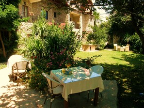 Outdoor dining - Hotel Villa Monte (Kemer)