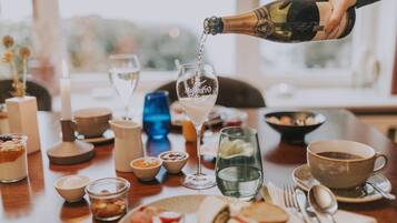 Desayuno buffet todos los días (EUR 24 por persona)