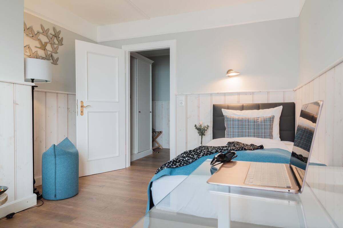 standard single room, 1 single bed, non smoking | 1 bedroom, individually decorated, individually furnished, desk