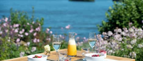 Petit déjeuner, déjeuner et dßner servis sur place, vue sur le jardin