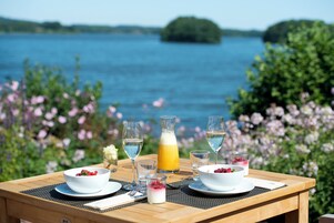 บริการอาหารเช้า อาหารกลางวัน อาหารเย็น, อาหารยุโรปสมัยใหม่, วิวสวน 