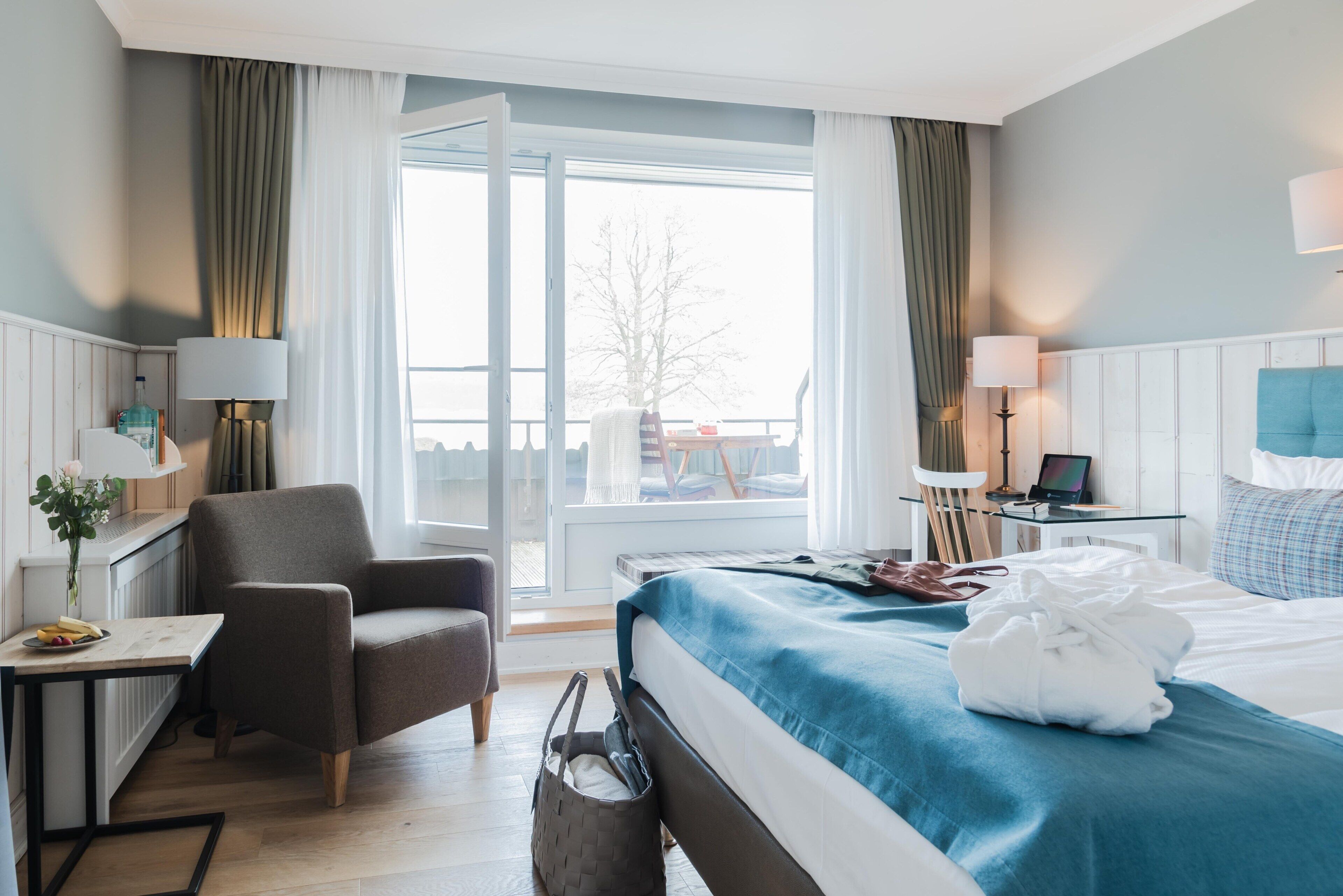 standard room, lake view | 1 bedroom, individually decorated, individually furnished, desk