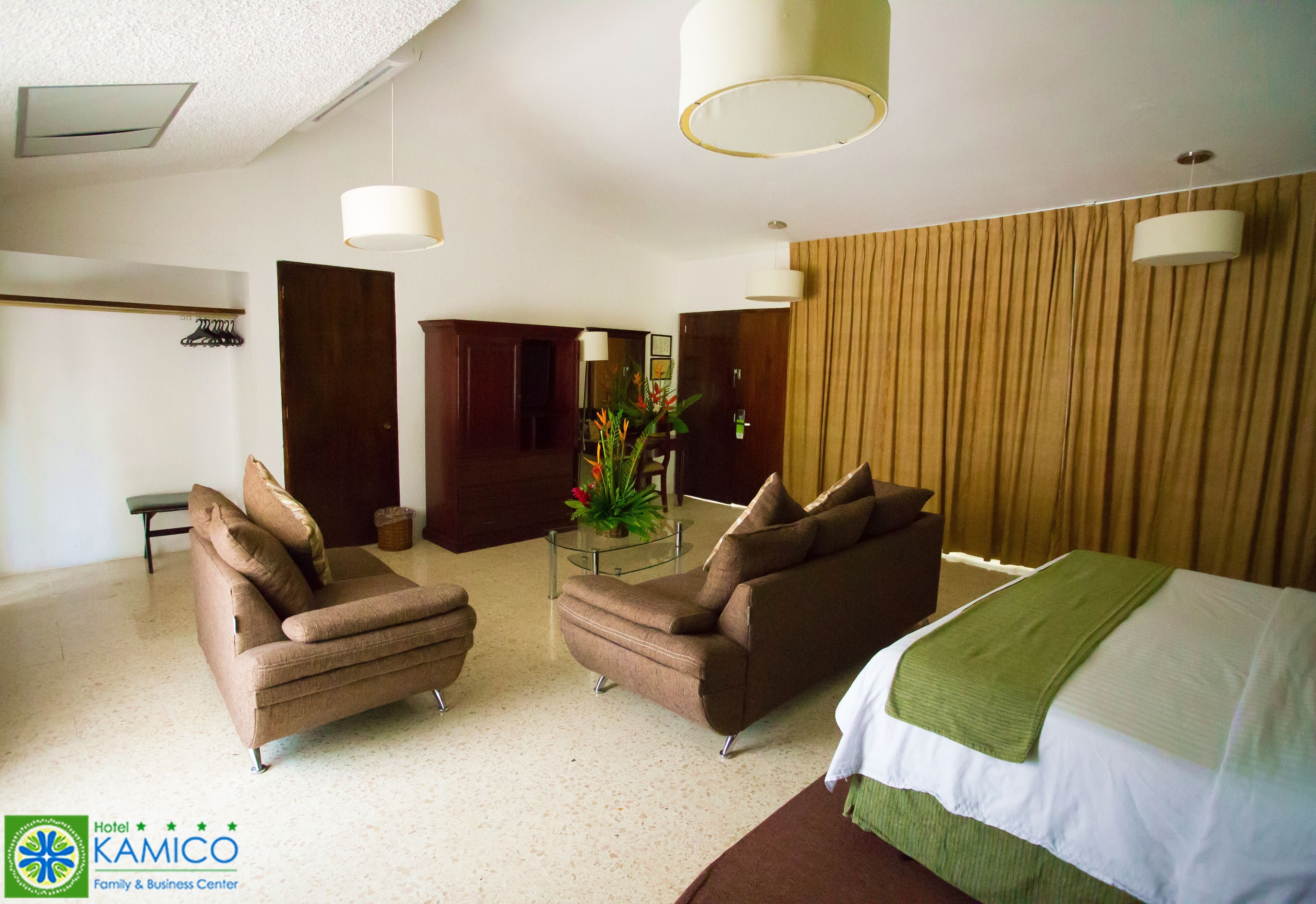 Escritorio y espacio para trabajar con laptop 