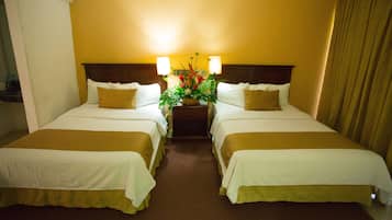 Habitación doble estándar | Escritorio y espacio para trabajar con laptop