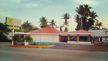 Vista frontal de la propiedad