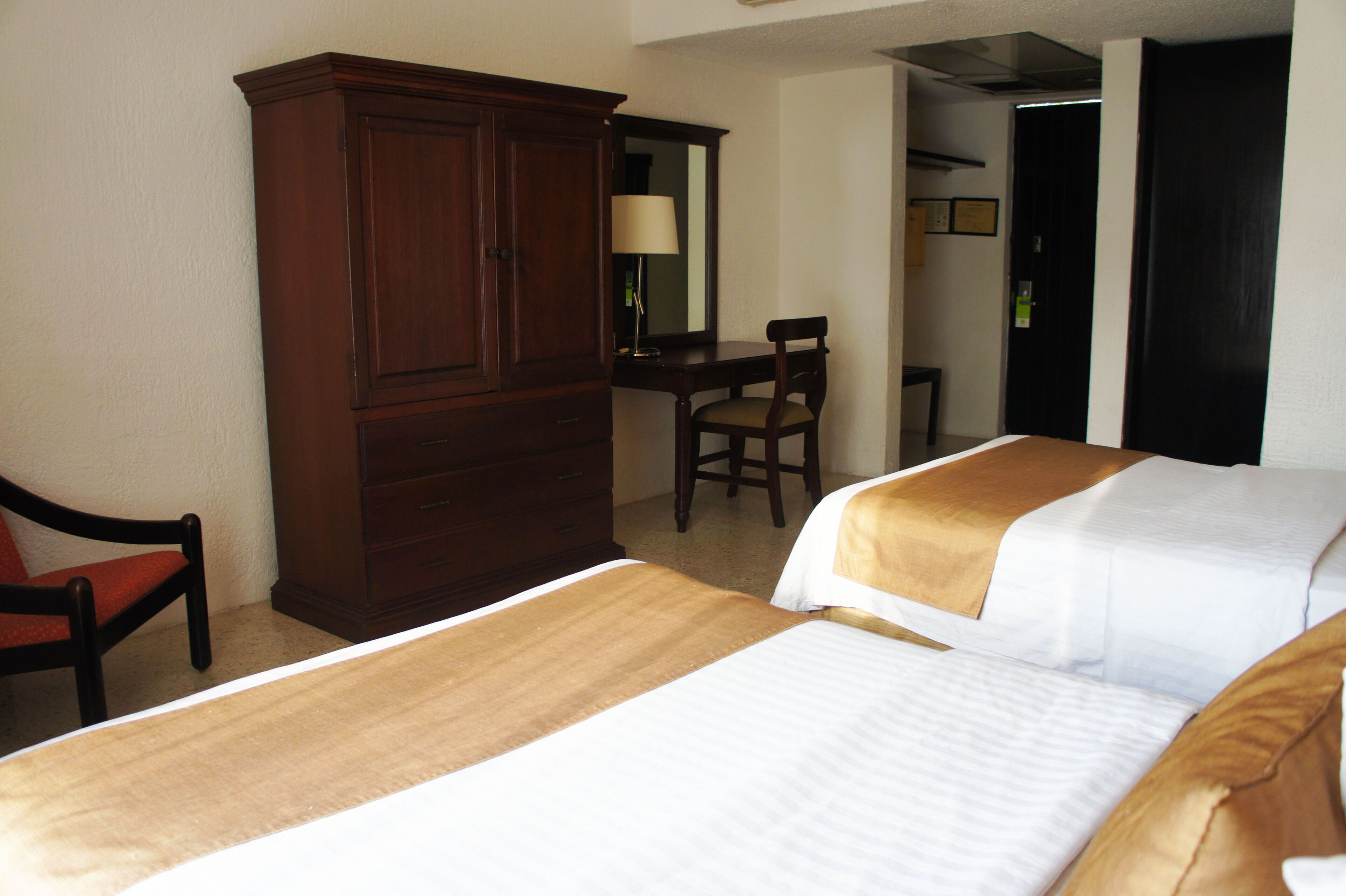Habitación doble estándar | Escritorio y espacio para trabajar con laptop 