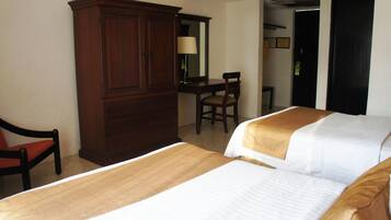 Habitación doble estándar | Escritorio y espacio para trabajar con laptop