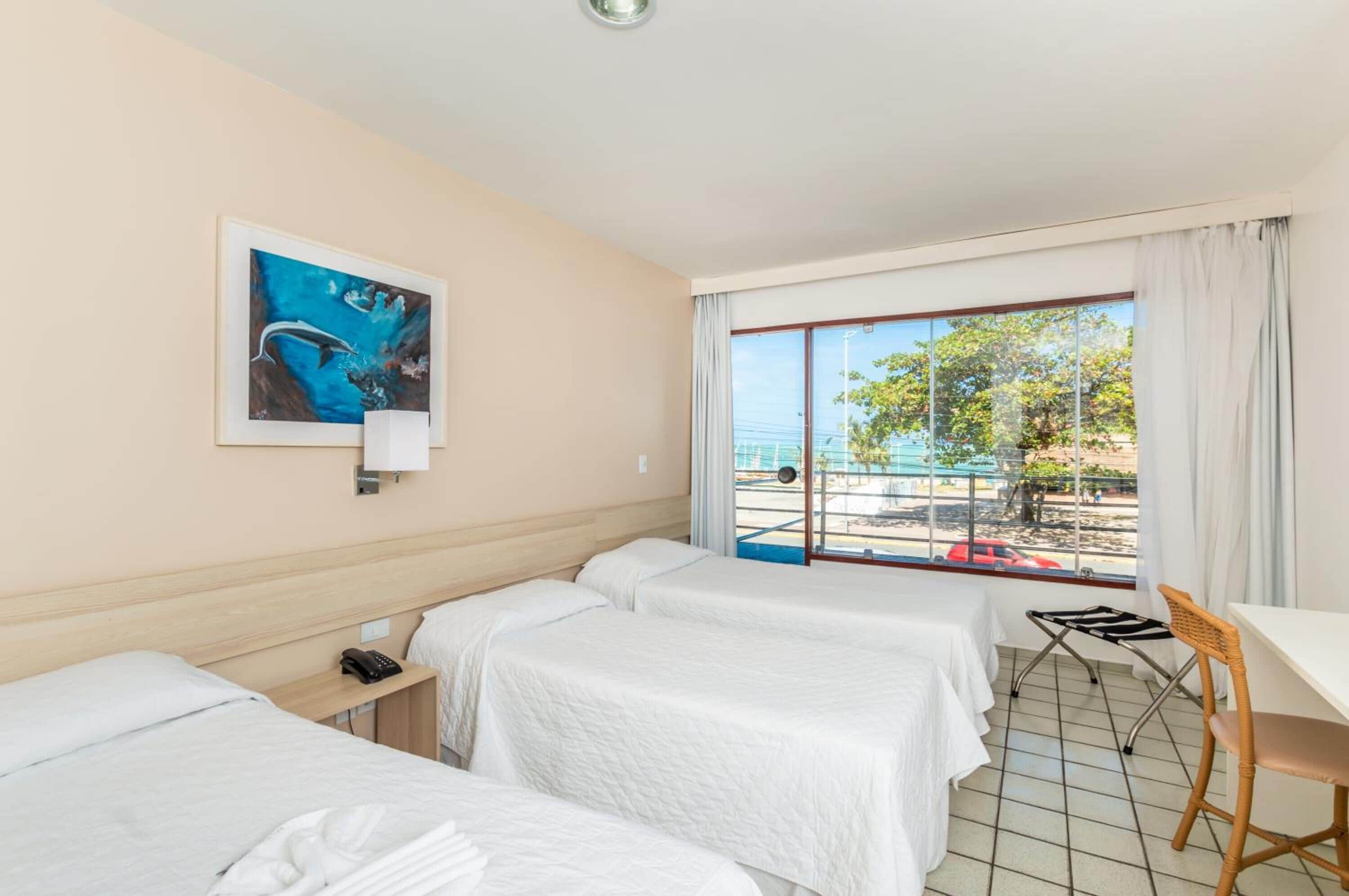 Minibar, safe på rommet, skrivebord og blendingsgardiner