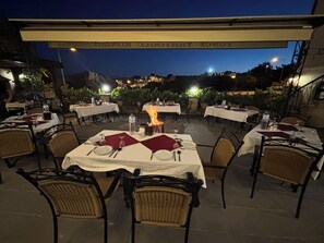 Se sirven desayunos y almuerzos; cocina turca; con vista al jardín