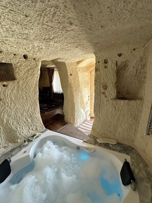 Honeymoon Room | Bathroom | Rainfall showerhead, eco-friendly toiletries, hair dryer, slippers - Yusuf Yigitoglu Konagi - Special Class (Ürgüp)