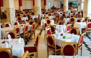 4 restaurants, serveren ontbijt, lunch, diner, internationale gerechten