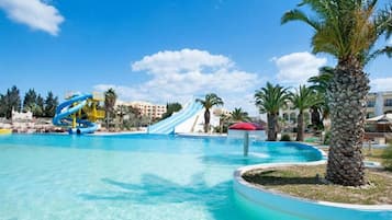 Piscine couverte, parasols de plage, chaises longues