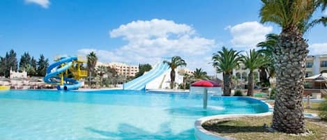 Piscine couverte, 2 piscines extérieures, parasols de plage