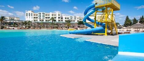 Una piscina cubierta, 2 piscinas al aire libre, sombrillas, tumbonas