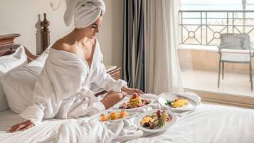 Chambre Deluxe, vue mer, en bord de piscine | Minibar, coffres-forts dans les chambres, rideaux occultants