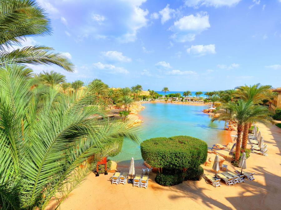 Innendørsbasseng,utendørsbasseng, bassengparasoller og solsenger